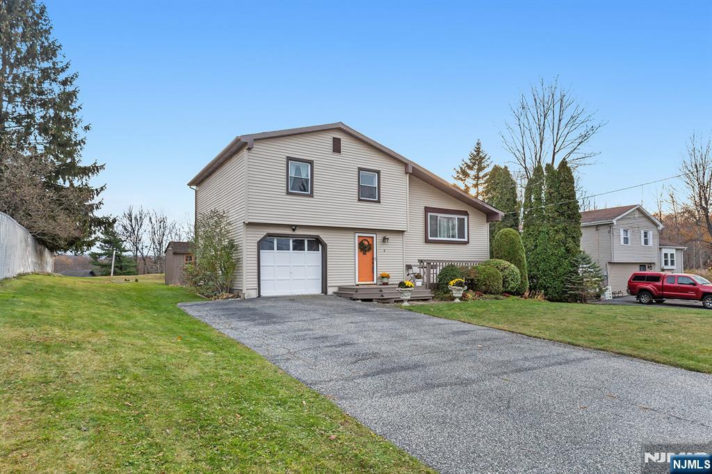 Homes for sale in Vernon, NJ | 3 Hummingbird Trl, Vernon, NJ 07422 | MLS# 25039849