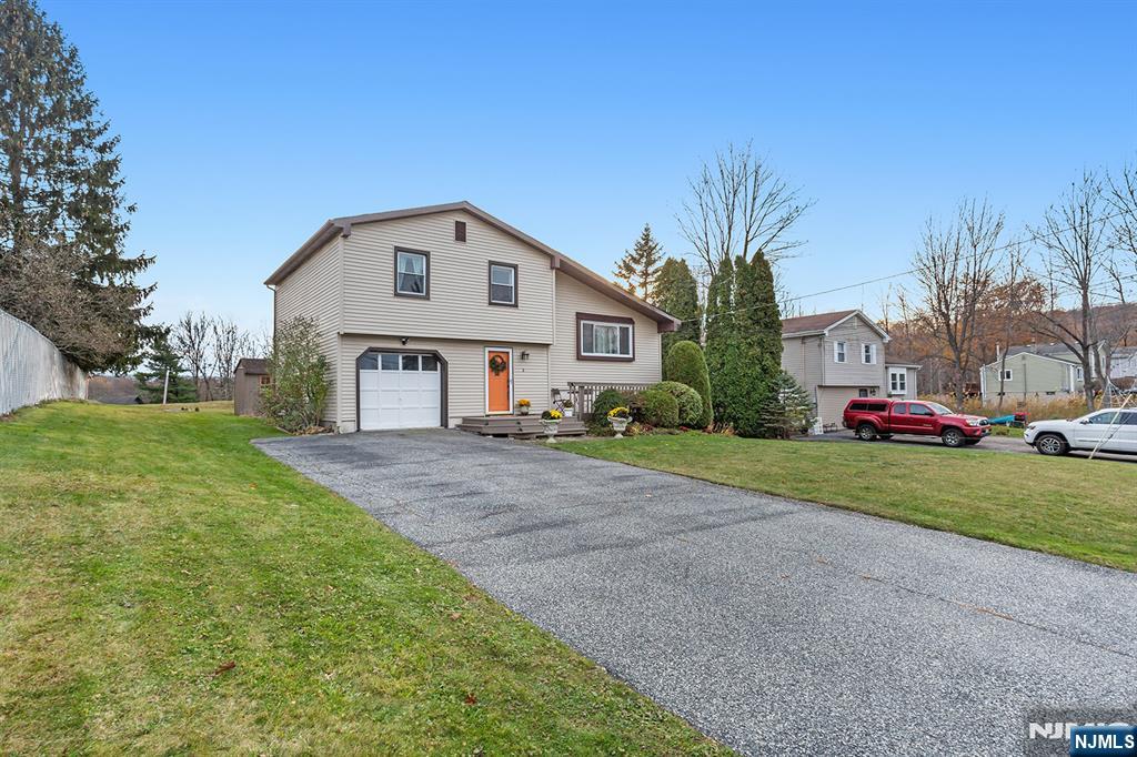 Homes for sale in Vernon, NJ | 3 Hummingbird Trl, Vernon, NJ 07422 | MLS# 25039849