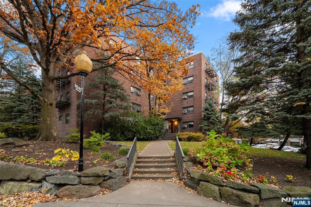 Homes for sale in Fort Lee, NJ | 3040 Edwin Ave #4A, Fort Lee, NJ 07024 | MLS# 25039961