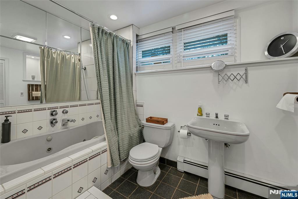 Homes for sale in Kinnelon Borough, NJ | 7 Kentbrook Ter, Kinnelon Borough, NJ 07405 | MLS# 25039962