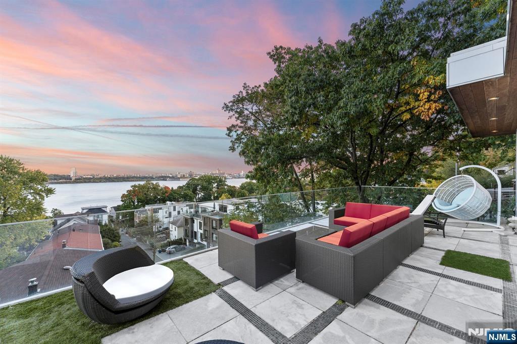 Homes for sale in Edgewater, NJ | 31 Casta Ln, Edgewater, NJ 07020 | MLS# 25040248