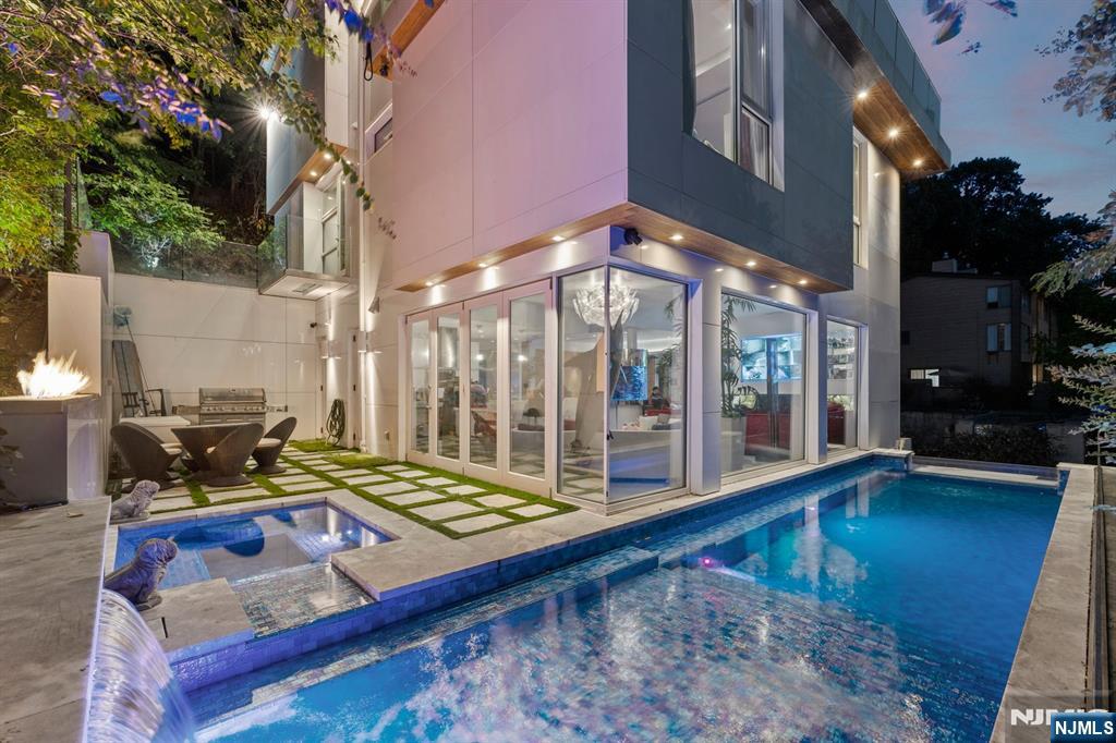 Homes for sale in Edgewater, NJ | 31 Casta Ln, Edgewater, NJ 07020 | MLS# 25040248