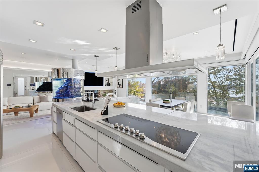 Homes for sale in Edgewater, NJ | 31 Casta Ln, Edgewater, NJ 07020 | MLS# 25040248