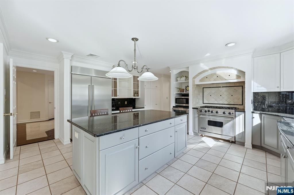 Homes for sale in Franklin Lakes, NJ | 425 Saddle Back Trl, Franklin Lakes, NJ 07417 | MLS# 25040717