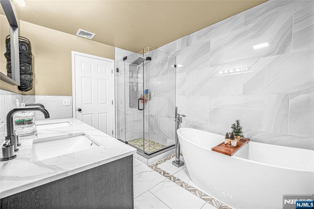 Homes for sale in Sussex, NJ | 19 Black Walnut Mt Rd, Sussex, NJ 07461 | MLS# 25040818