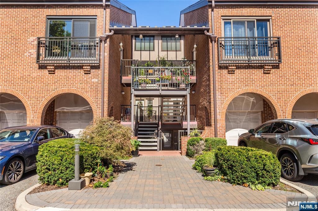 Homes for sale in Teaneck, NJ | 7 Eliot Ct, Teaneck, NJ 07666 | MLS# 25040852