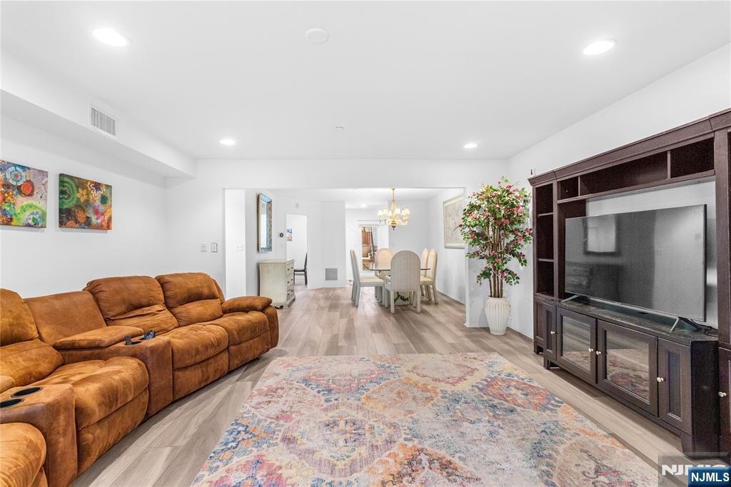 Homes for sale in Teaneck, NJ | 7 Eliot Ct, Teaneck, NJ 07666 | MLS# 25040852