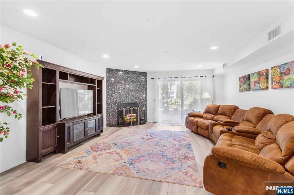 Homes for sale in Teaneck, NJ | 7 Eliot Ct, Teaneck, NJ 07666 | MLS# 25040852