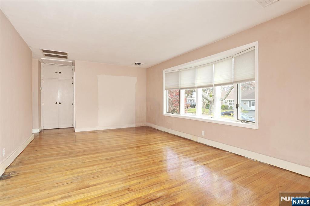 Homes for sale in New Milford, NJ | 608 Fermery Dr, New Milford, NJ 07646 | MLS# 25041158