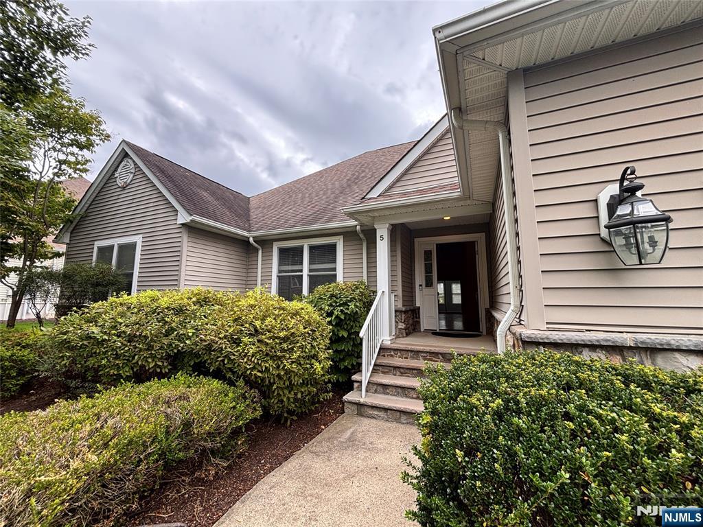 Homes for sale in Hamburg, NJ | 5 Little Tarn Ct, Hamburg, NJ 07419 | MLS# 25041759