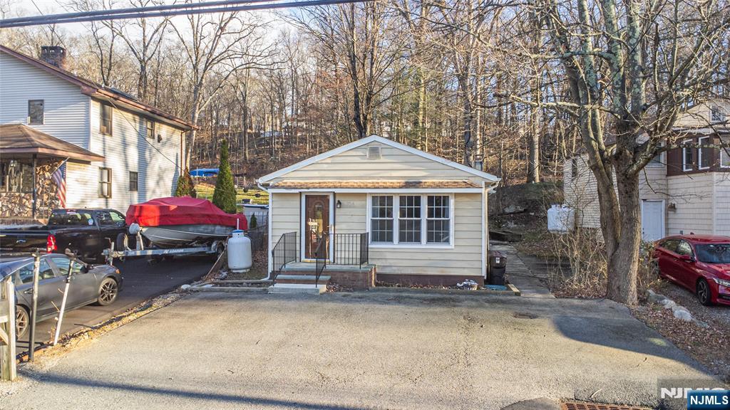 Homes for sale in Hopatcong, NJ | 354 Maxim Dr, Hopatcong, NJ 07843 | MLS# 25041905