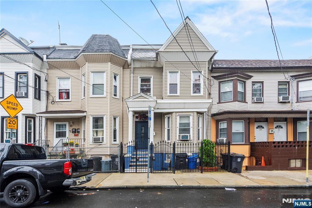 $459,999 Rowhouse