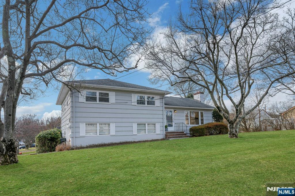 Homes for sale in Clifton, NJ | 6 Earnshaw Pl, Clifton, NJ 07013 | MLS# 25042733