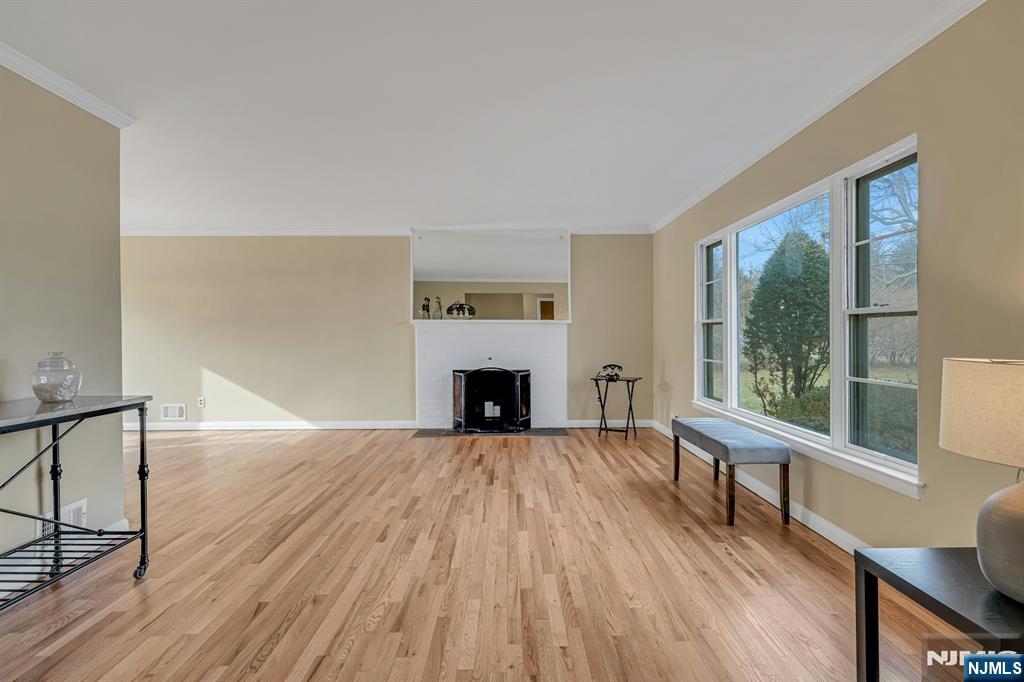 Homes for sale in Clifton, NJ | 6 Earnshaw Pl, Clifton, NJ 07013 | MLS# 25042733