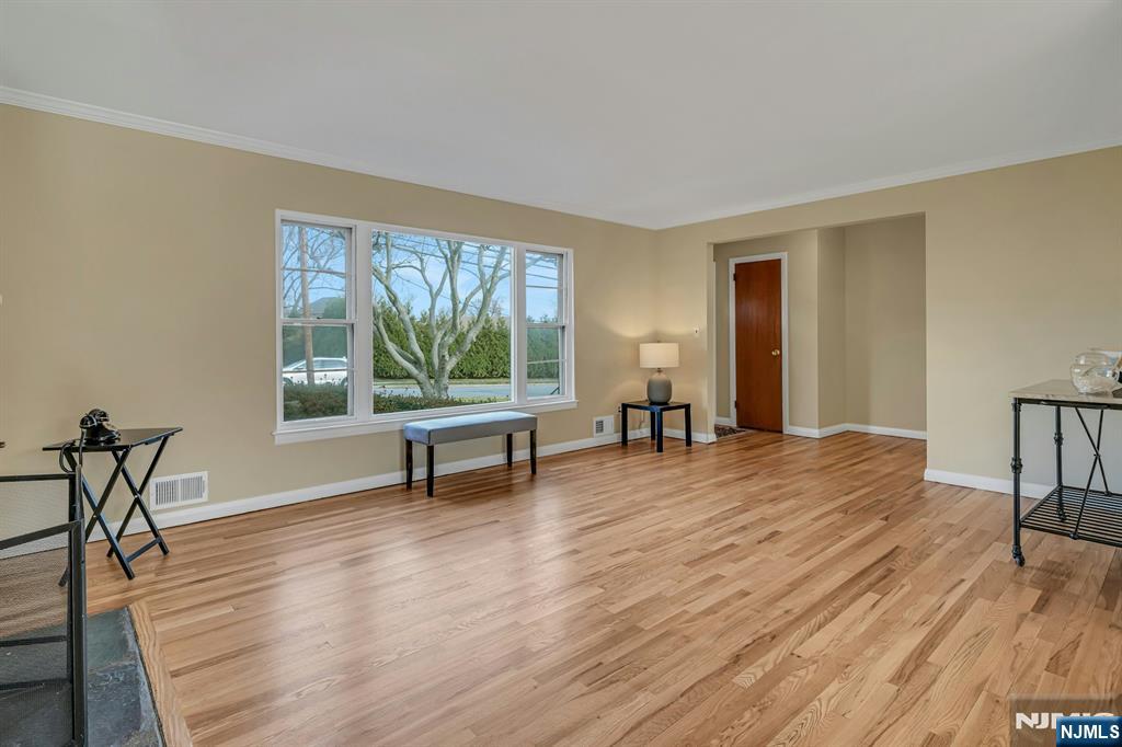 Homes for sale in Clifton, NJ | 6 Earnshaw Pl, Clifton, NJ 07013 | MLS# 25042733