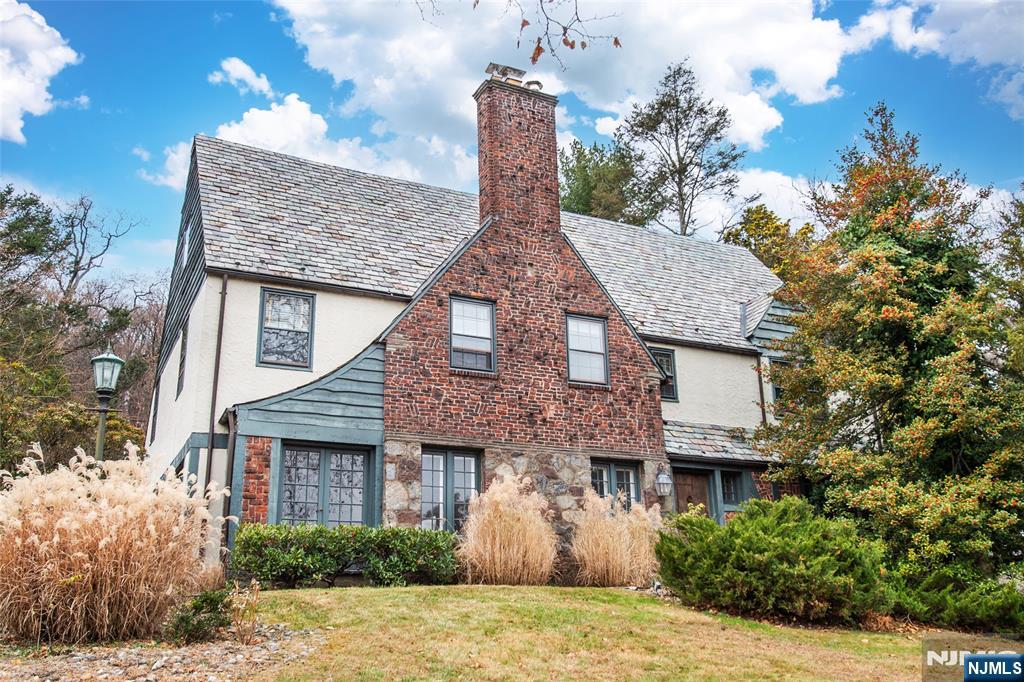 $1,995,000 Colonial