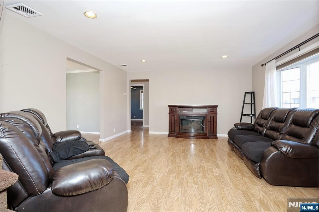 Homes for sale in South Hackensack, NJ | 16 Maple Ave, South Hackensack, NJ 07606 | MLS# 25043173