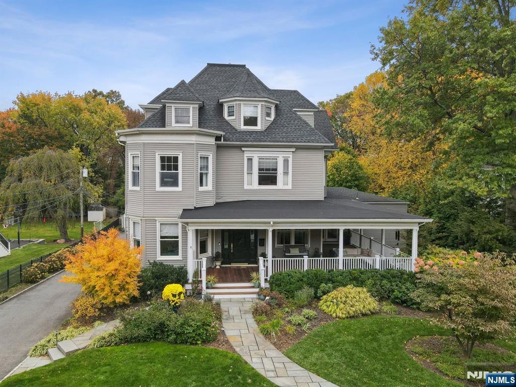$2,725,000 Colonial