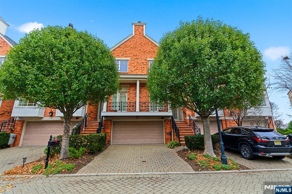 Homes for sale in Edgewater, NJ | 119 Hudson Cvs, Edgewater, NJ 07020 | MLS# 25044018