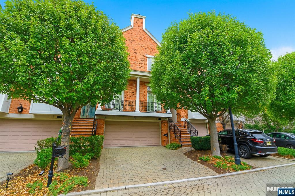 Homes for sale in Edgewater, NJ | 119 Hudson Cvs, Edgewater, NJ 07020 | MLS# 25044018