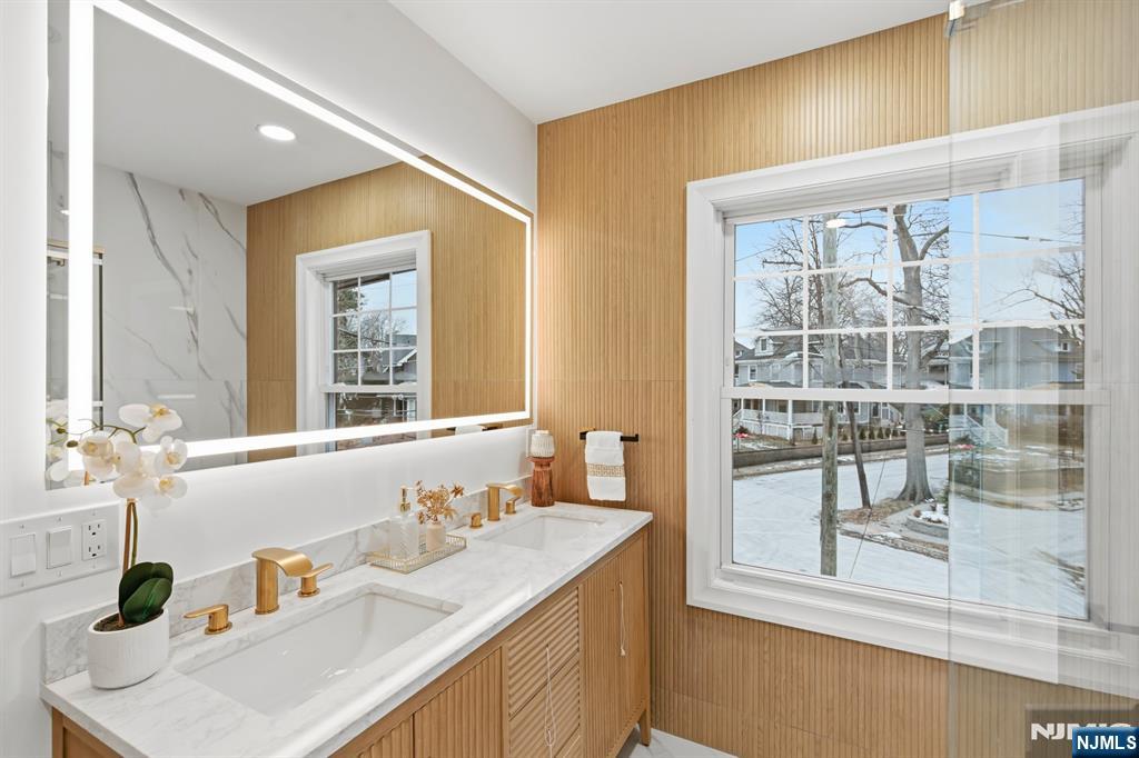 180 Crescent Avenue, Leonia, NJ, 07605