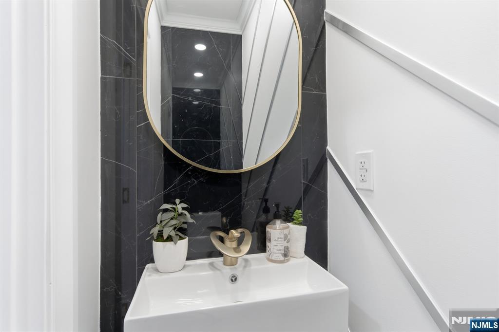 180 Crescent Avenue, Leonia, NJ, 07605