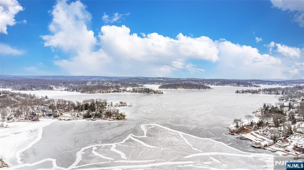 Homes for sale in Hopatcong, NJ | 304 Squaw Trl, Hopatcong, NJ 07821 | MLS# 26000689