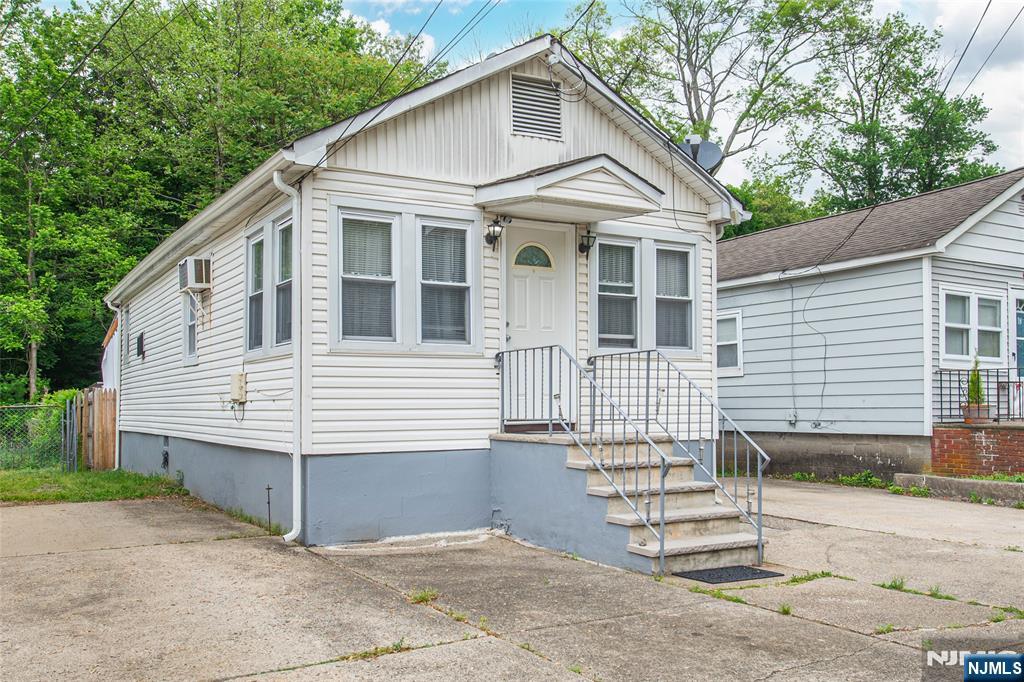 Homes for sale in Oakland, NJ | 20 Park Dr, Oakland, NJ 07436 | MLS# 26000702