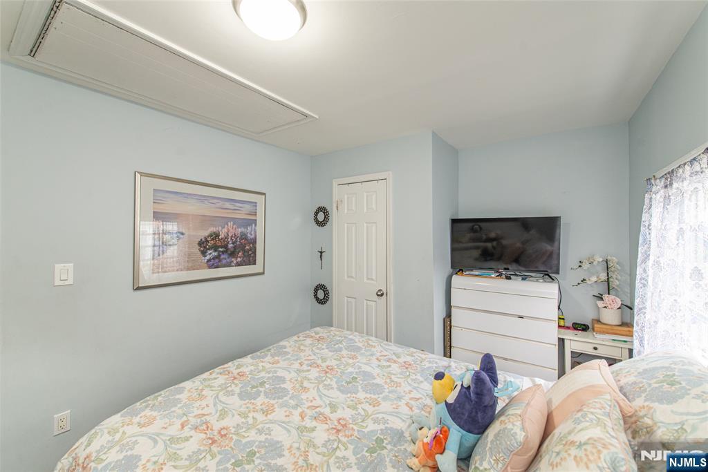 Homes for sale in Oakland, NJ | 20 Park Dr, Oakland, NJ 07436 | MLS# 26000702