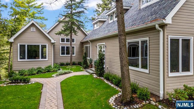 Homes for sale in Bloomingdale, NJ | 68 High Point Rd, Bloomingdale, NJ 07403 | MLS# 26002448