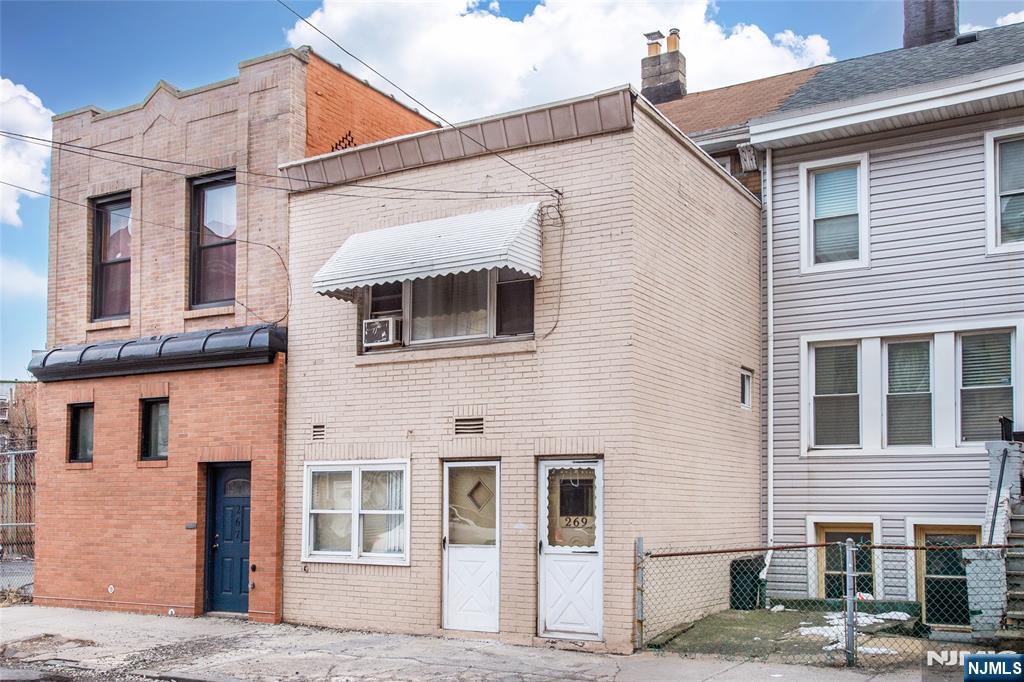 $549,000 Rowhouse